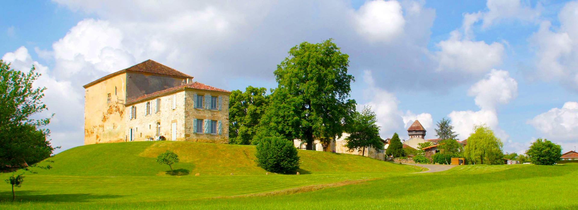 Vue du château d'Aon en contrebas